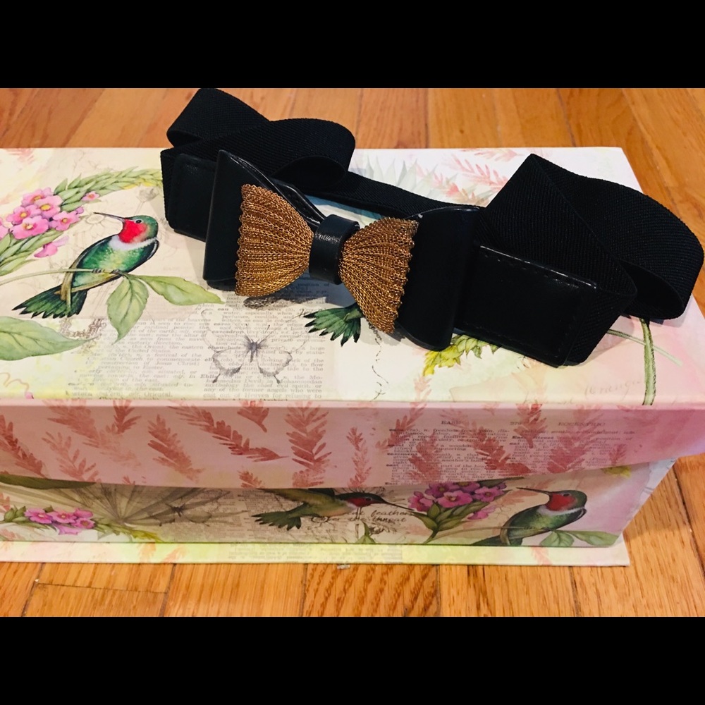 Black belt with gold bow (one size)